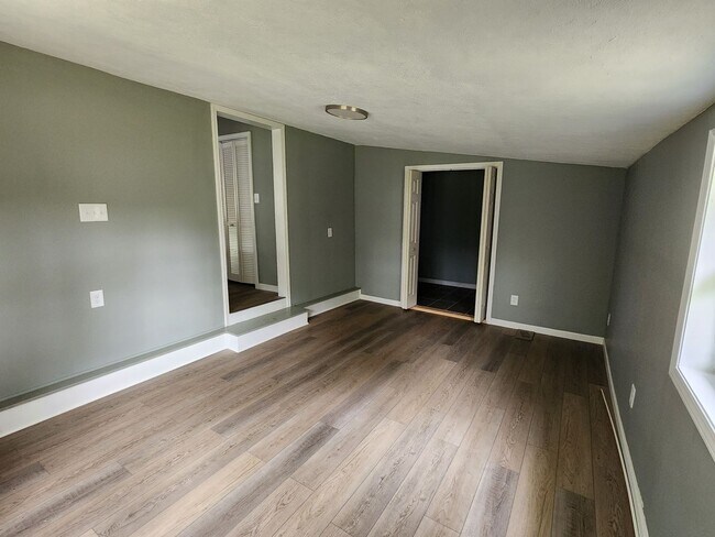 Building Photo - 3 bed 2 bath with all of the updates you w...