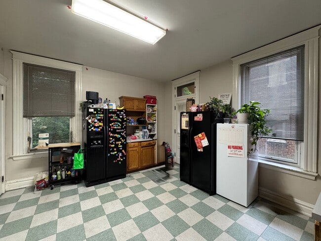 Building Photo - Spacious 5 bed/2 bath on Victor Mins. from...