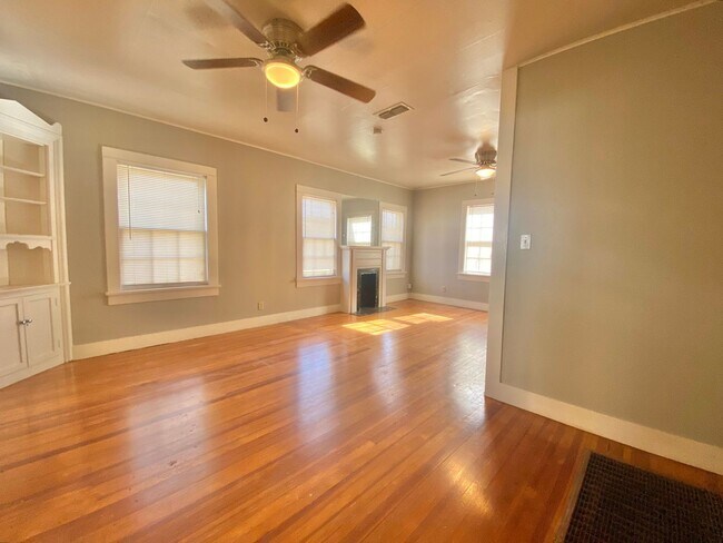 Building Photo - Larger 2 bed 1 bath cute cottage now avail...