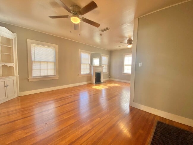 Foto del edificio - Larger 2 bed 1 bath cute cottage now avail...