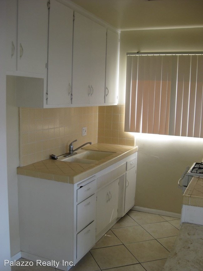 Foto del edificio - 3637 E 8th St