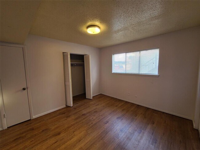 Building Photo - 1809 Roman Rd