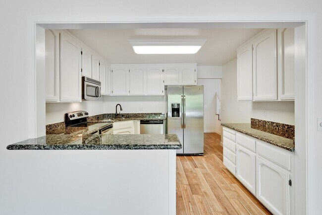 Building Photo - Santa Clara/Must See Stunning Tri-level 2/2.5 Townhome !