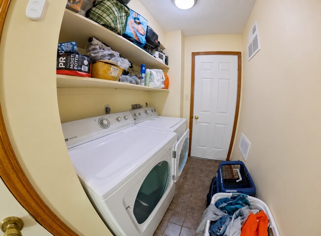 Foto del edificio - Pet Friendly + Conveniently Located + Off-Street Parking!  Available Now!