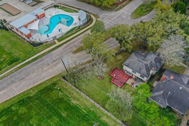 Building Photo - 1851 Creekshire Dr