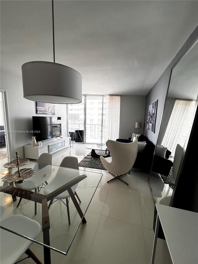 Foto del edificio - 475 Brickell Ave