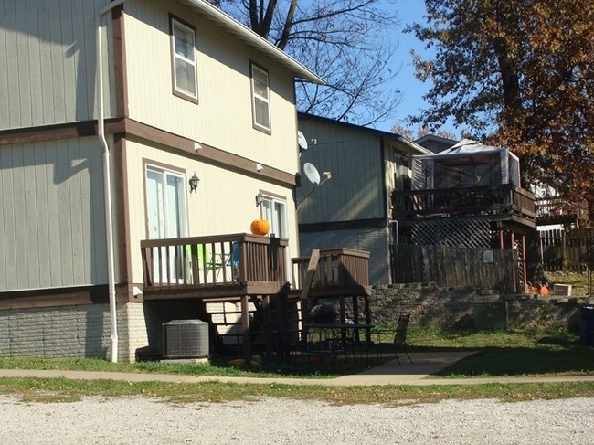 Building Photo - 1001 College Ave Apartment Complex