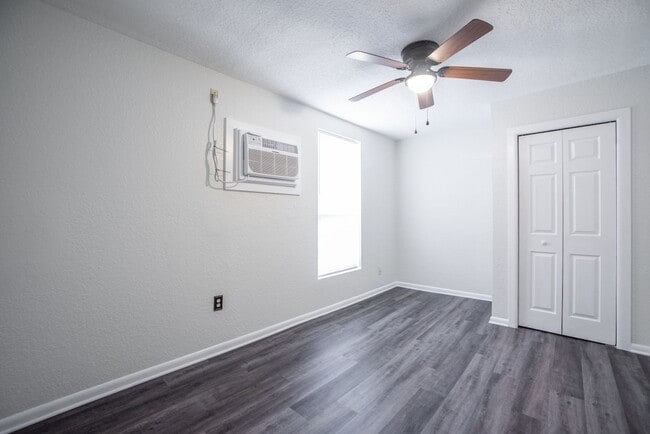 Building Photo - Corner Unit Available! unit 204