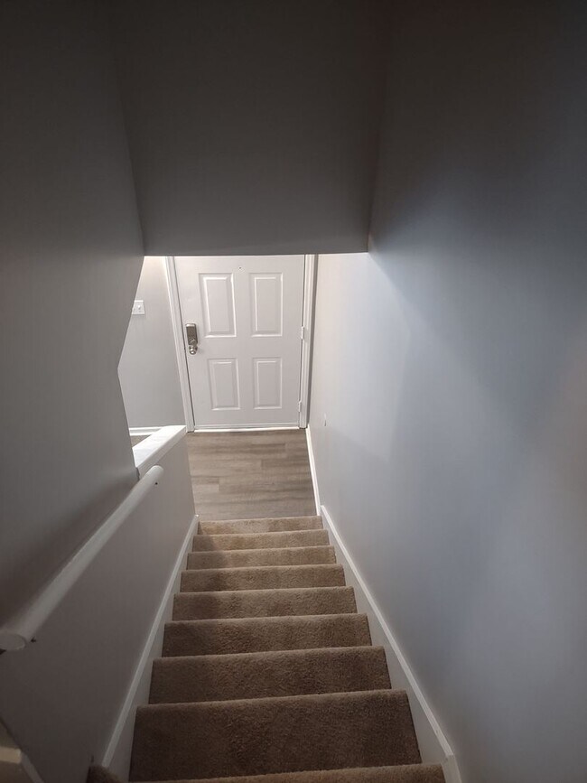 Building Photo - ****MOVE IN SPECIAL****Fabulous Upgraded Three Bedroom/Two Bath Townhome - Walking Distance to Le...