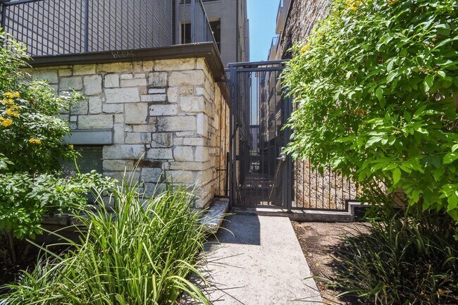 Building Photo - 2502 Leon St