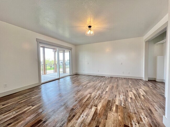 Building Photo - Newly Remodeled 3 Bedroom/2.5 Bathroom Hou...
