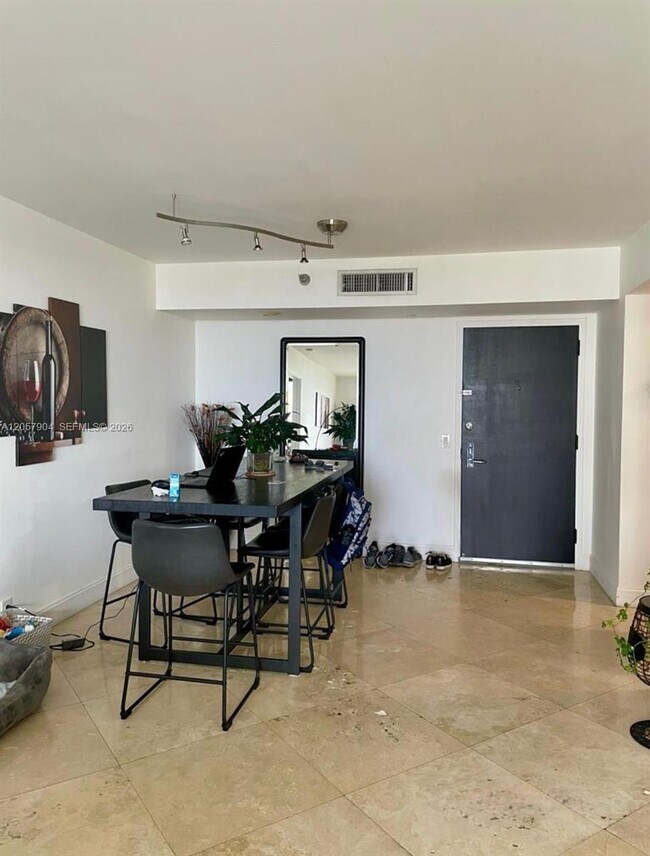 Foto del edificio - 3300 NE 191st St