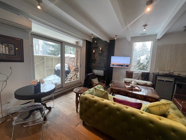 Foto del edificio - 210 E Hyman Ave