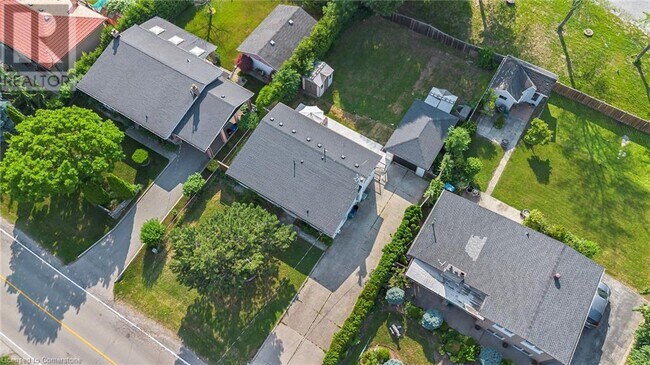 Building Photo - 523 Pinegrove Rd