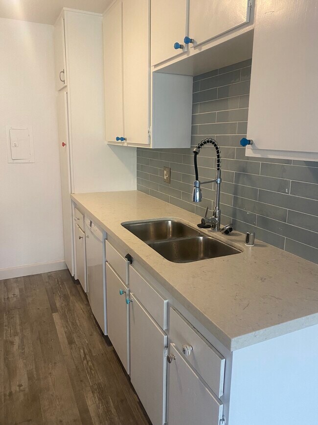 Foto del edificio - 5460 White Oak Ave