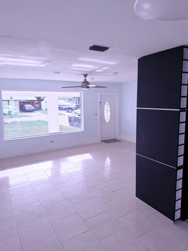 Building Photo - 2707 Pine Tree Dr