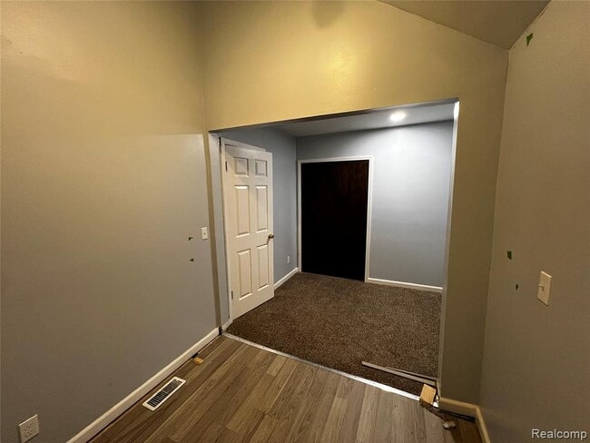 Building Photo - 4972 Lafontaine St