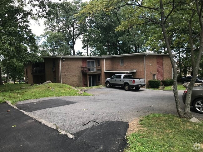 Semi-wooded Lot - 200 N Halstead St