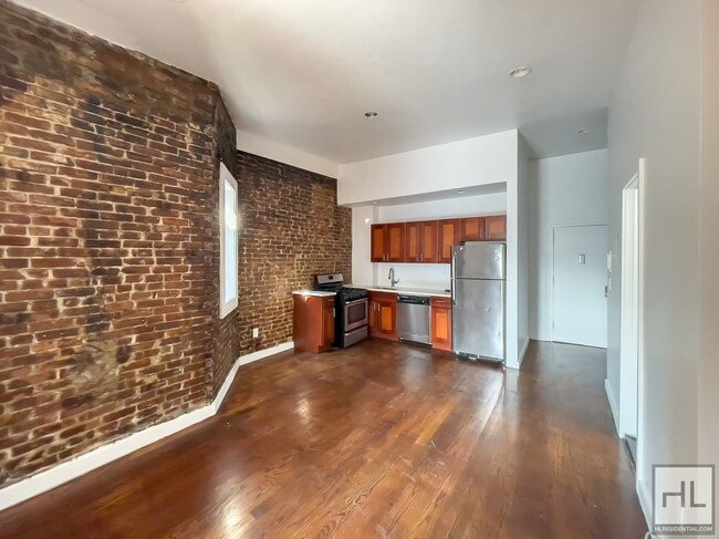 Building Photo - Spacious Crown Heights 2-Bed 1-Bath / Expo...