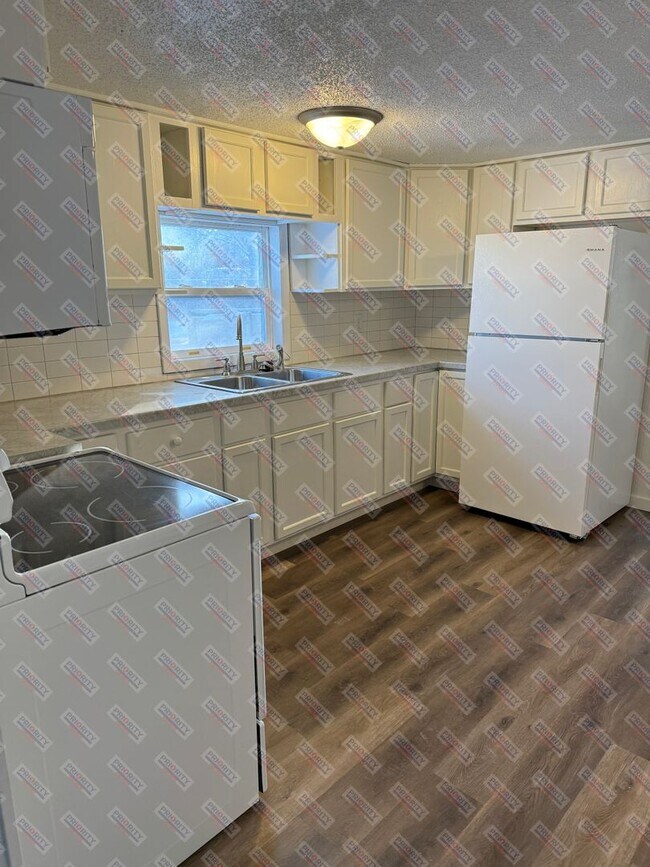 Building Photo - Cost 3 bedroom house for Rent