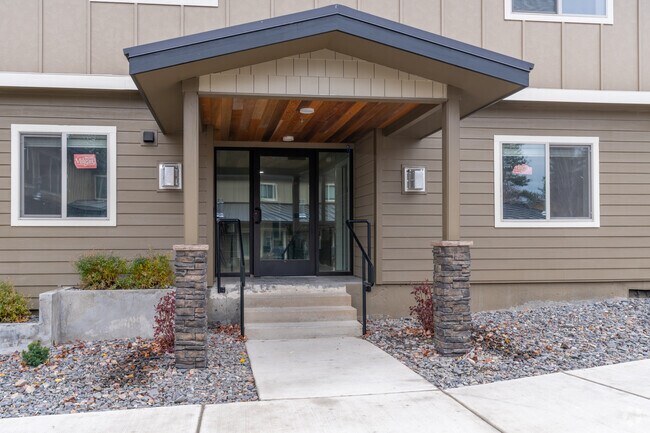 Entrada del edificio - Lakeside Place Apartments