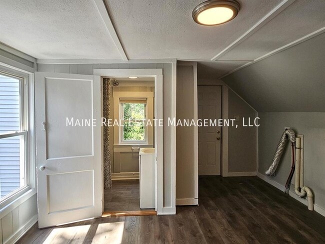 Building Photo - 27 Elm St