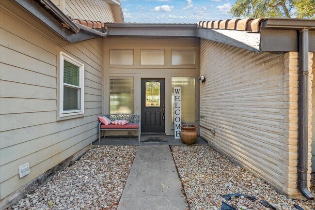 Building Photo - 6003 Long Leaf Dr