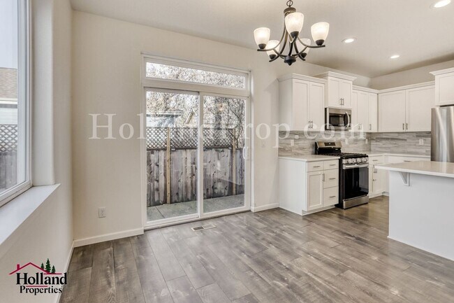 Foto del edificio - Stunning 3-Bedroom Forest Grove Home with Fireplace, Fenced Yard & Garage