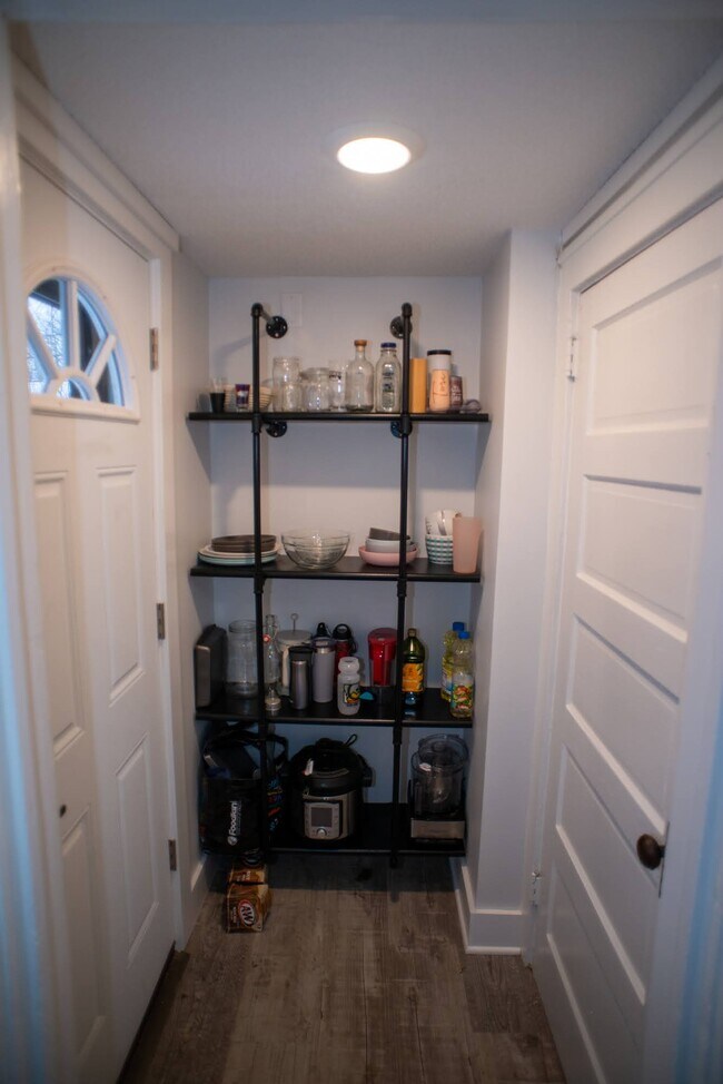 Despensa cerca de la puerta trasera de la casa. - 103 Warwick St SE