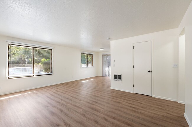 Building Photo - Renovated 2BR in Milwaukie