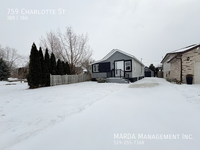 Photo du bâtiment - SPACIOUS NEWLY RENOVATED 3BEDROOM/2.5 BATH...