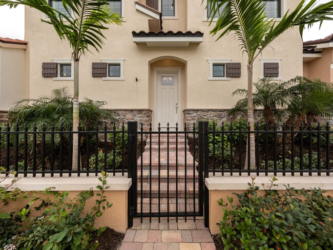 Building Photo - 906 E Venice Ave