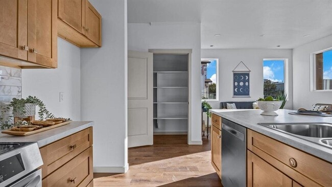 Building Photo - Caspian Way
