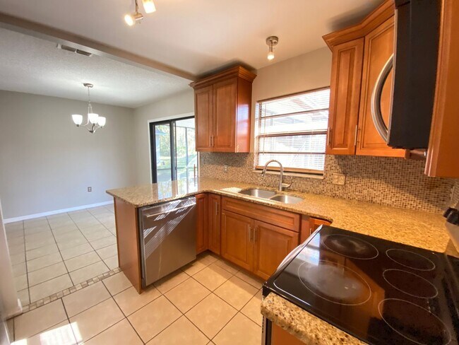 Foto del edificio - 2/2 home with garage - tile on inside with...