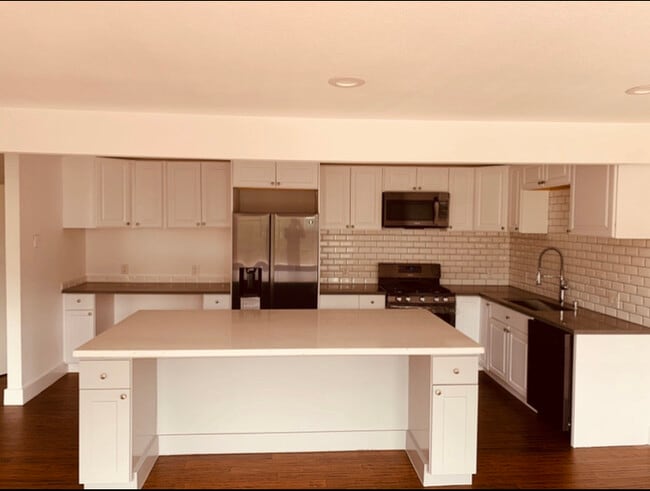 Building Photo - 583 Clarinada Ave