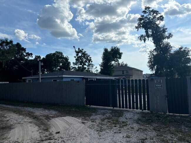 Foto del edificio - 421 Titian Rd