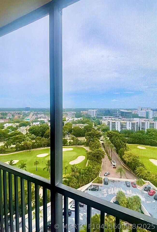 Foto del edificio - 20301 W Country Club Dr