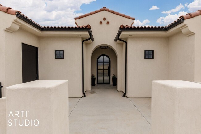 Building Photo - Beautiful 6 Bedroom 4.5 Bathroom Home in D...