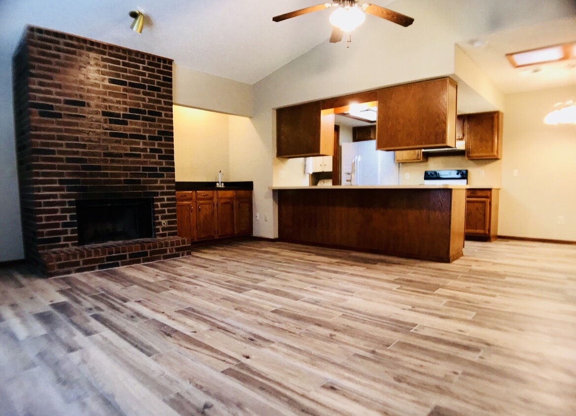 Foto principal - Large 2BD 2BA Duplex in Edmond!!