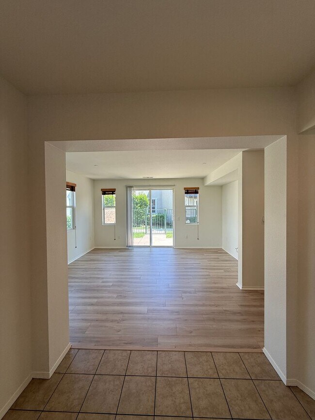 Building Photo - Beautiful 4 Bedroom, 2 1/2 Bathroom Townho...