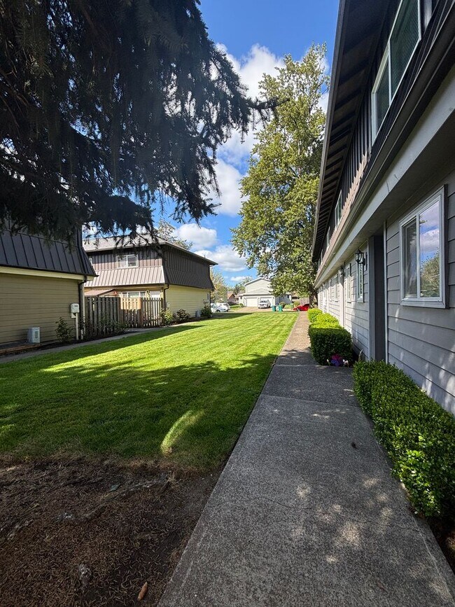 Foto del edificio - 1ST  FULL  MONTH'S  RENT  FREE    Pet-friendly Townhouse Near Parks and Downtown Newberg