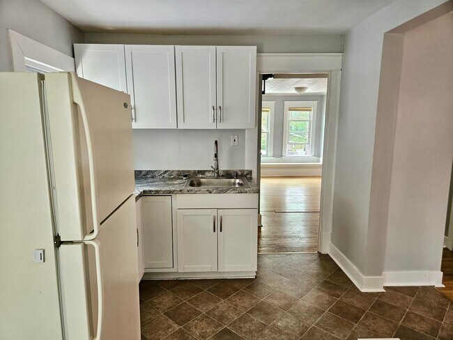 Foto del edificio - Second Floor 2 BED/1 BATH Apartment