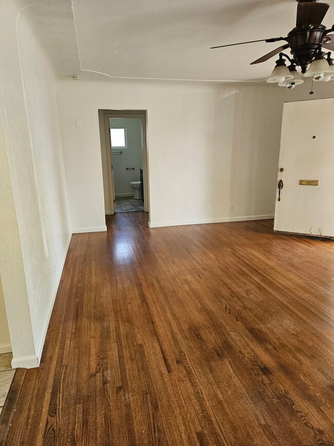 Foto del edificio - 1539 Bronson Ave