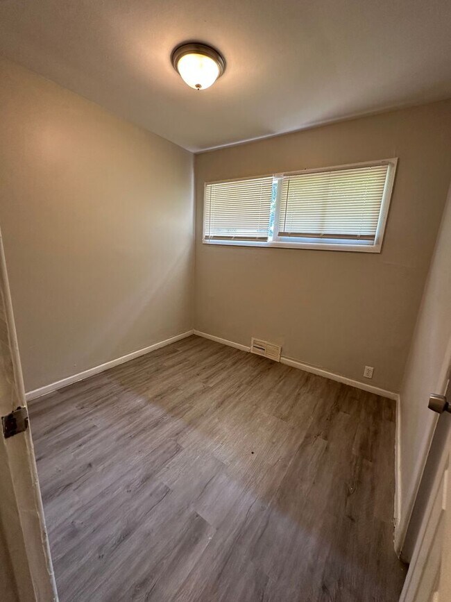 Foto del edificio - 4 Bed 1 Bath