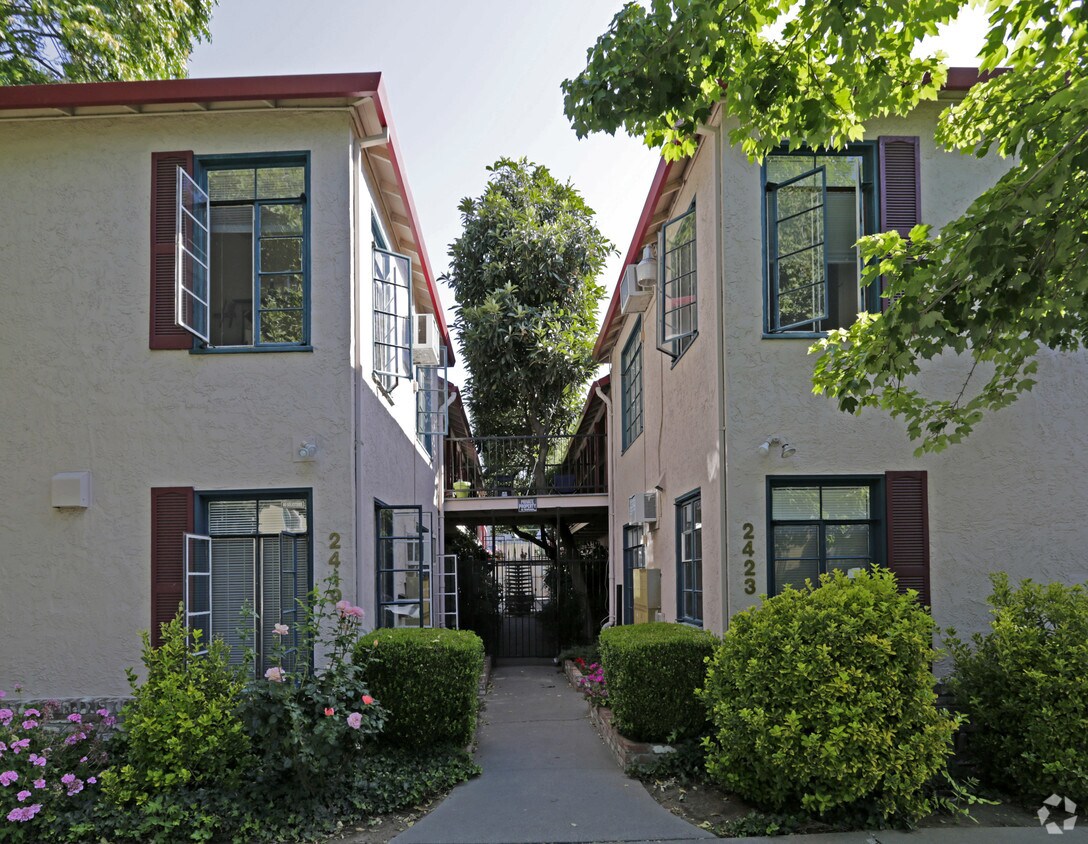 Building Photo - Manatee Gardens