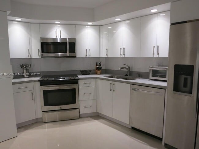 Foto del edificio - 1111 Crandon Blvd
