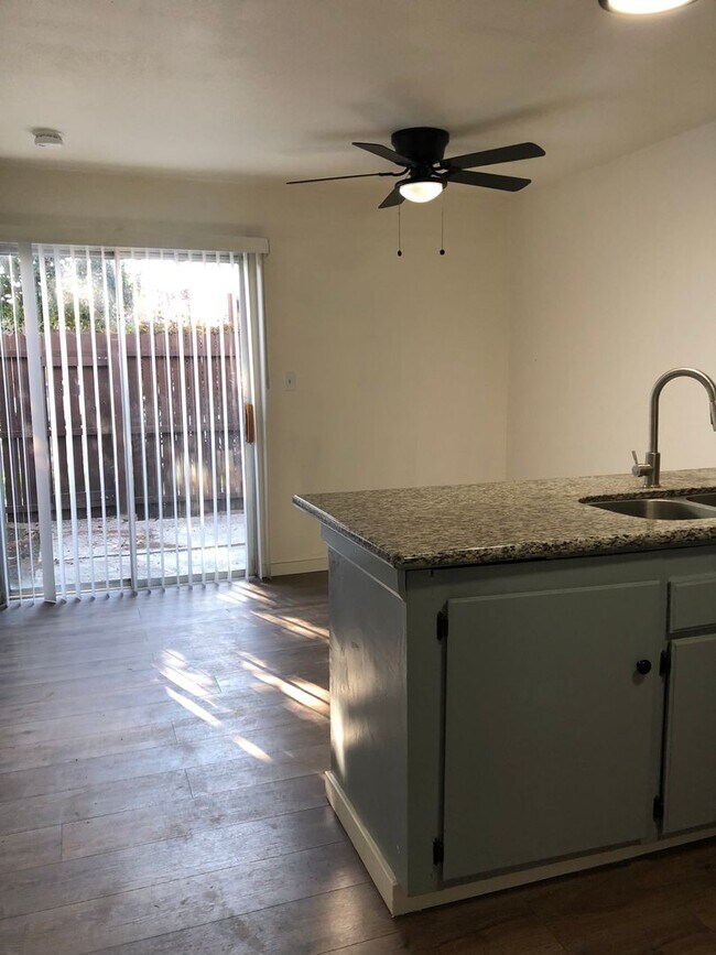 Building Photo - Southwest - Pinion Springs Townhome