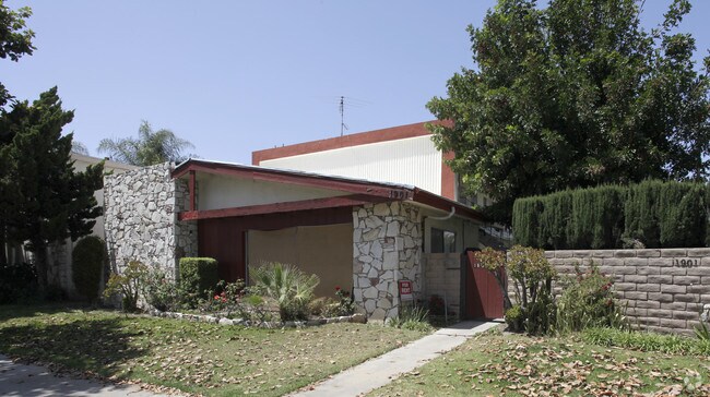 Primary Photo - 1909 E Wilshire Ave