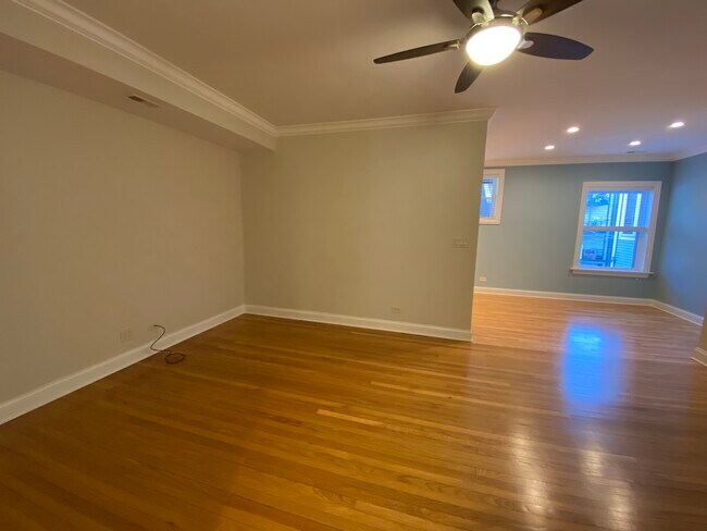 Foto del edificio - 845 W Newport Ave