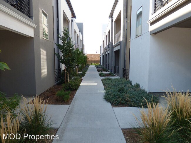 Building Photo - 2 br, 3 bath House - 4140 E. Warren Ave. #5